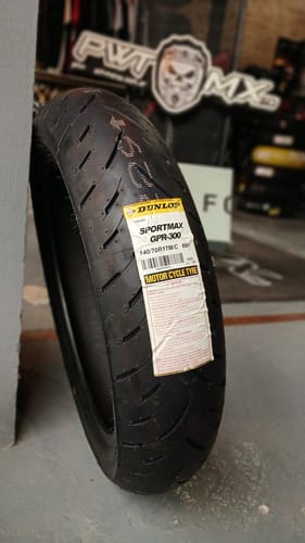 CUBIERTA TRASERA PARA MOTO DUNLOP SPORTMAX GPR-300 SIN CÁMAR