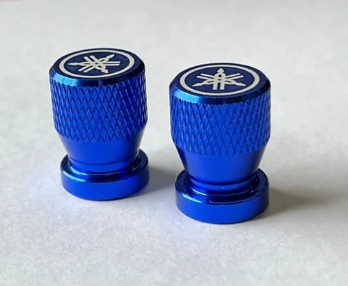 JUEGO TAPAS PICOS VALVULA DE AIRE RUEDA YAMAHA LOGO - AZUL